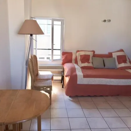 Sur Les Toits Du Vieux Nimes... Apartment
